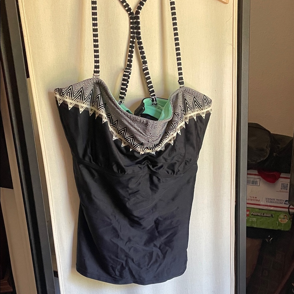 Athleta Aqua and Black Tankini Top 38 D/DD
